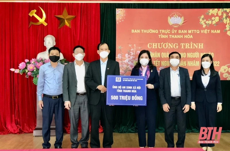 Các đơn vị thuộc Ủy ban quản lý vốn Nhà nước tại doanh nghiệp tặng quà Tết các hộ gia đình có hoàn cảnh khó khăn