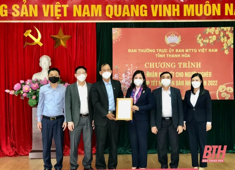 Các đơn vị thuộc Ủy ban quản lý vốn Nhà nước tại doanh nghiệp tặng quà Tết các hộ gia đình có hoàn cảnh khó khăn