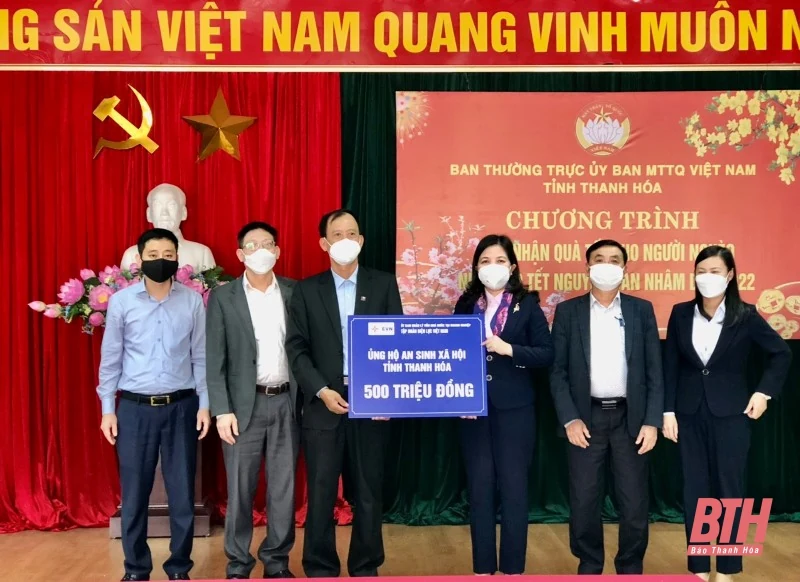 Các đơn vị thuộc Ủy ban quản lý vốn Nhà nước tại doanh nghiệp tặng quà Tết các hộ gia đình có hoàn cảnh khó khăn