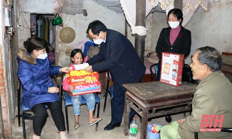 Huyện Hà Trung: Nhiều hoạt động thiết thực chăm lo Tết cho gia đình chính sách, gia đình có hoàn cảnh khó khăn