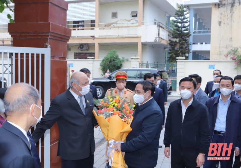 Thủ tướng Chính phủ thăm, chúc Tết CLB Hàm Rồng và tặng quà Tết của lãnh đạo Đảng, Nhà nước cho người có công với cách mạng, người nghèo và công nhân, lao động