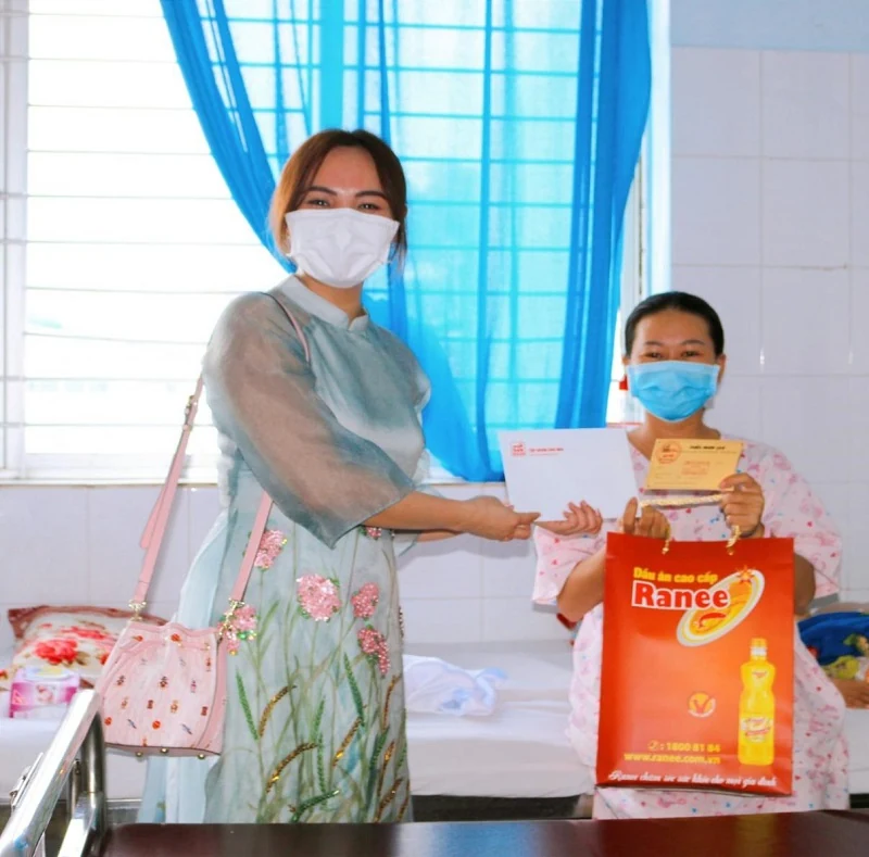 Sao Mai ăn Tết với người nghèo xuân Nhâm Dần 2022
