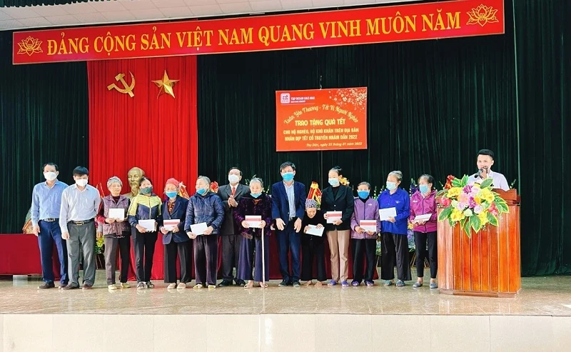 Sao Mai ăn Tết với người nghèo xuân Nhâm Dần 2022