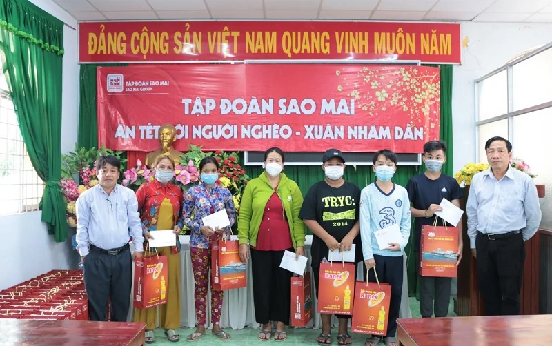 Sao Mai ăn Tết với người nghèo xuân Nhâm Dần 2022