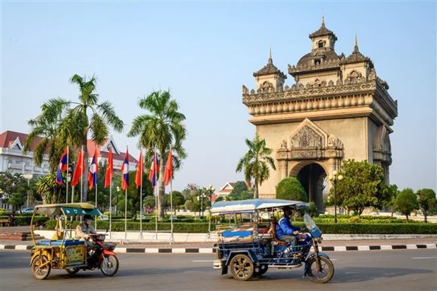 Dịch COVID-19: Lào giảm thời gian cách ly với người nhập cảnh