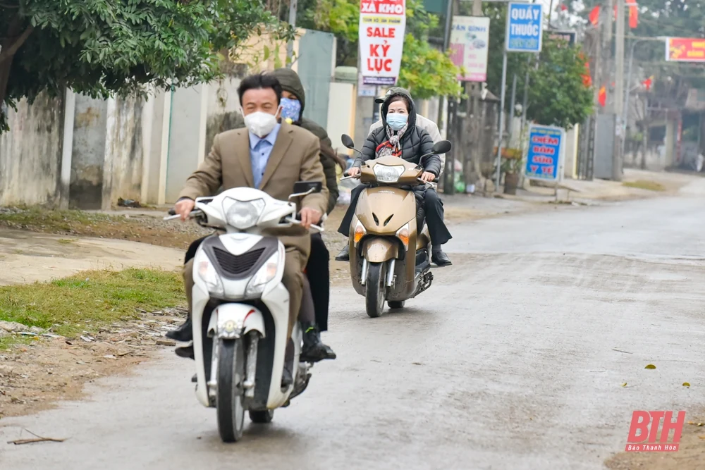 Nhiều người du xuân “quên” đội mũ bảo hiểm