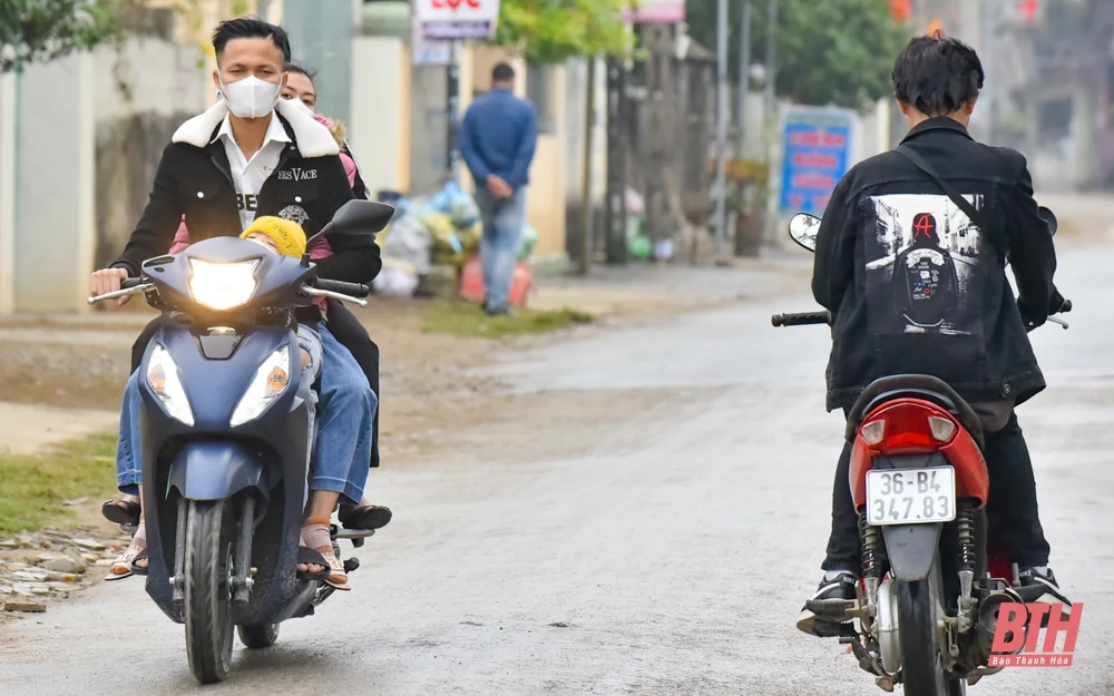 Nhiều người du xuân “quên” đội mũ bảo hiểm