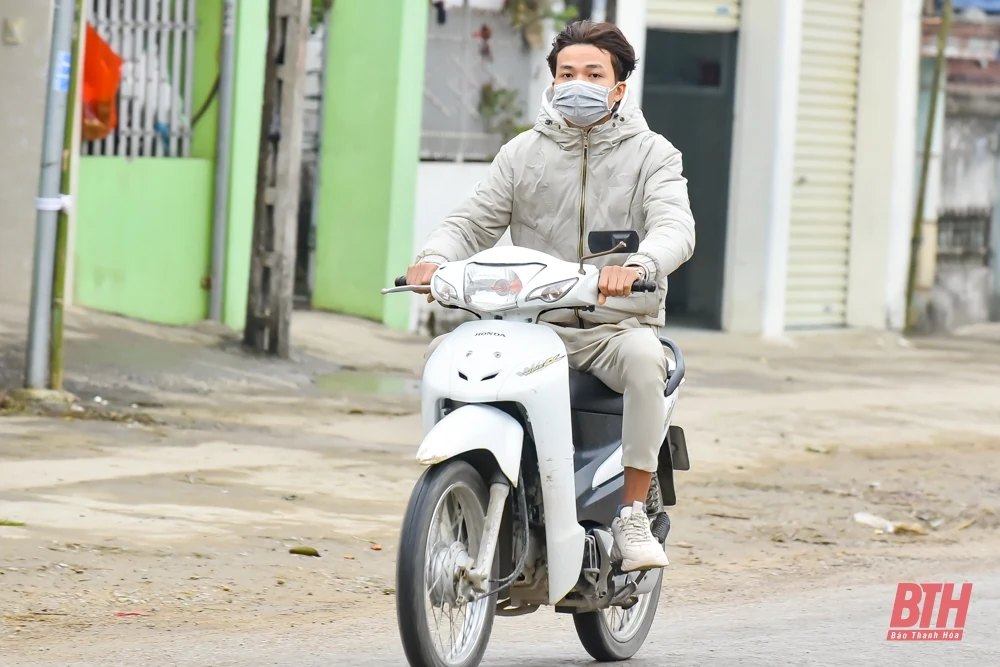 Nhiều người du xuân “quên” đội mũ bảo hiểm