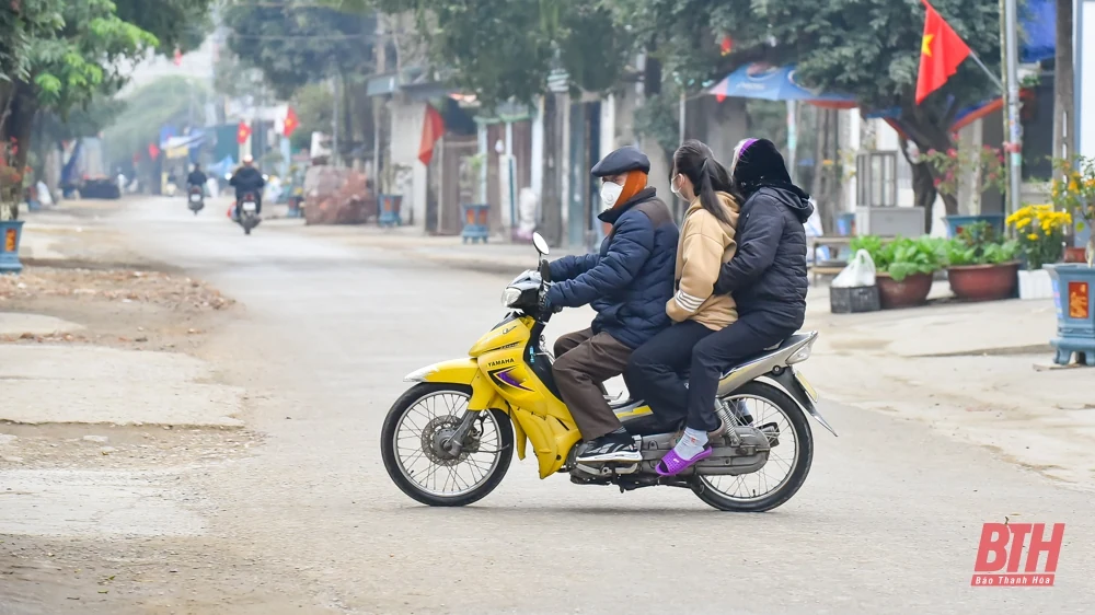 Nhiều người du xuân “quên” đội mũ bảo hiểm