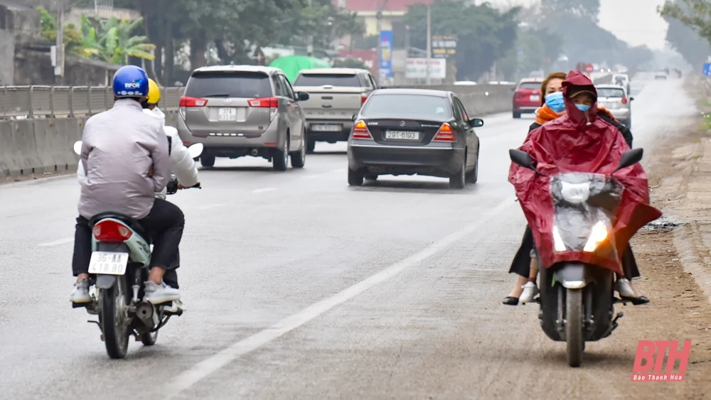 Nhiều người du xuân “quên” đội mũ bảo hiểm
