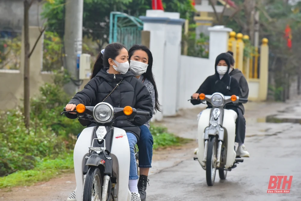 Nhiều người du xuân “quên” đội mũ bảo hiểm