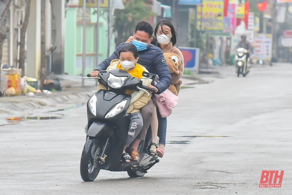Nhiều người du xuân “quên” đội mũ bảo hiểm