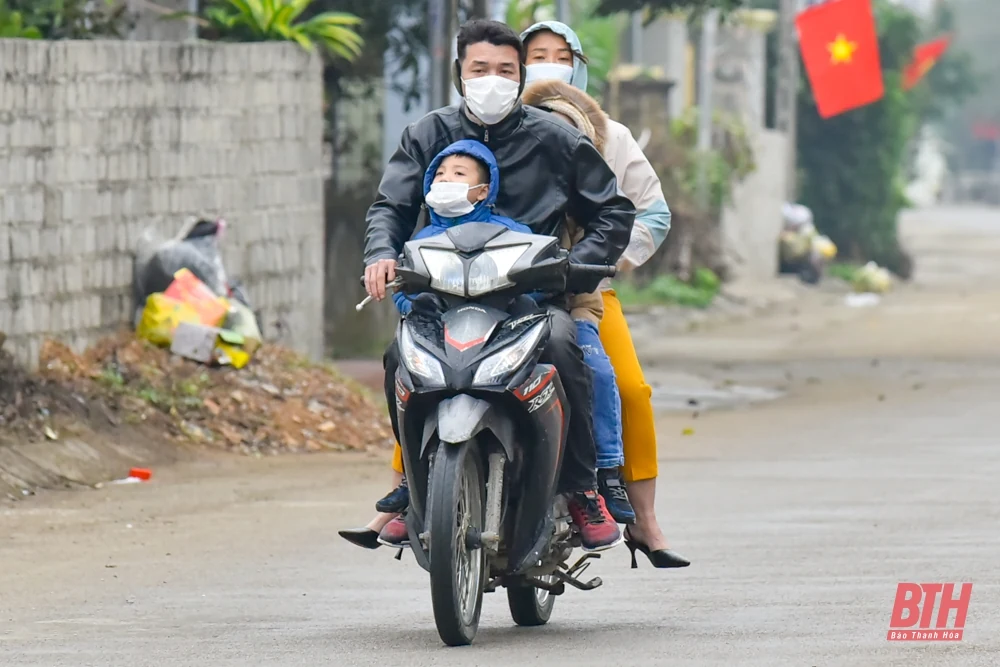 Nhiều người du xuân “quên” đội mũ bảo hiểm