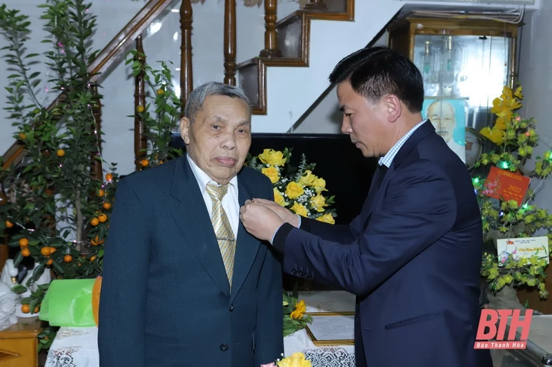 Bí thư Tỉnh ủy Đỗ Trọng Hưng trao Huy hiệu 75 năm tuổi Đảng cho đồng chí Nguyễn Đình Tụ