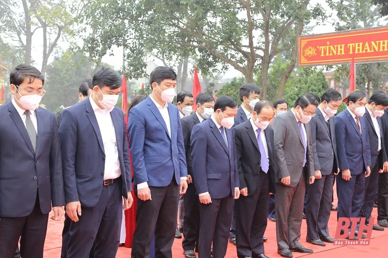 Đoàn đại biểu tỉnh Thanh Hóa dâng hương tại Khu tưởng niệm Bác Hồ, xã Yên Trường