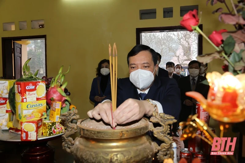 Đoàn đại biểu tỉnh Thanh Hóa dâng hương tại Khu tưởng niệm Bác Hồ, xã Yên Trường