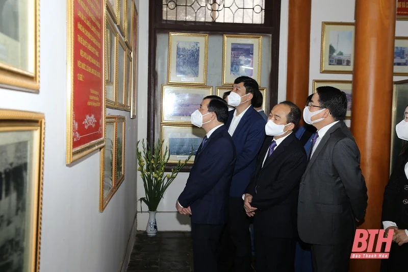 Đoàn đại biểu tỉnh Thanh Hóa dâng hương tại Khu tưởng niệm Bác Hồ, xã Yên Trường