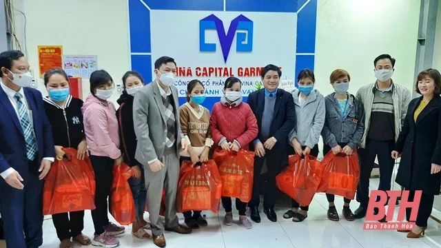 Viện Khoa học An toàn và Vệ sinh lao động thăm và tặng quà công nhân Công ty CP May xuất khẩu Vina Capital