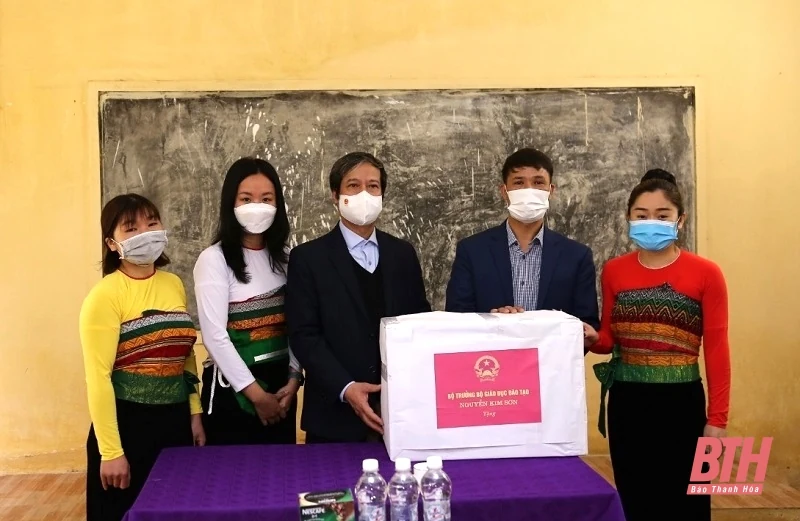 Bộ trưởng Bộ GD&ĐT kiểm tra công tác dạy học trực tiếp bảo đảm an toàn phòng, chống dịch tại huyện Bá Thước và TP Thanh Hoá
