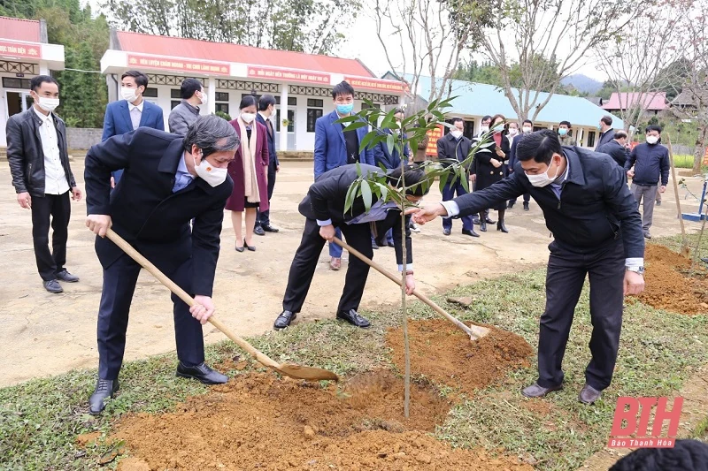 Bộ trưởng Bộ GD&ĐT kiểm tra công tác dạy học trực tiếp bảo đảm an toàn phòng, chống dịch tại huyện Bá Thước và TP Thanh Hoá