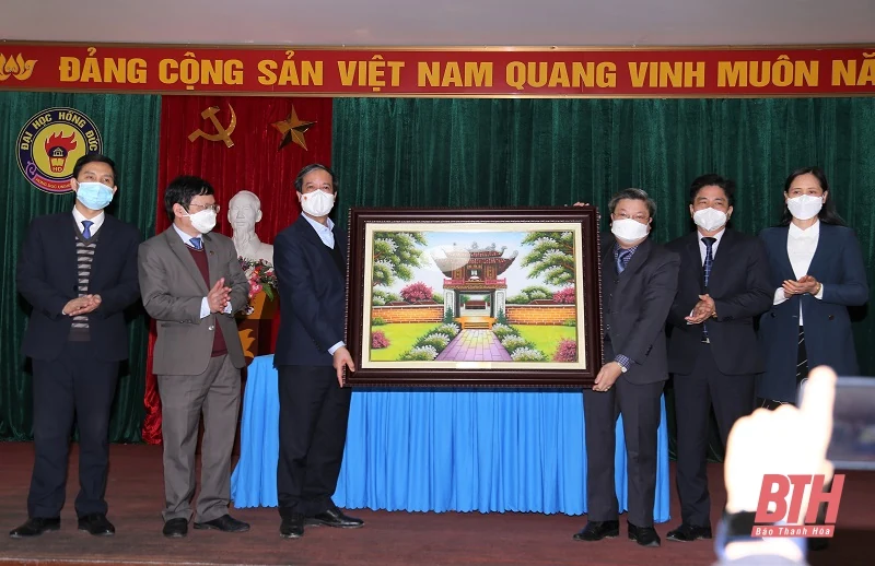 Bộ trưởng Bộ GD&ĐT kiểm tra công tác dạy học trực tiếp bảo đảm an toàn phòng, chống dịch tại huyện Bá Thước và TP Thanh Hoá