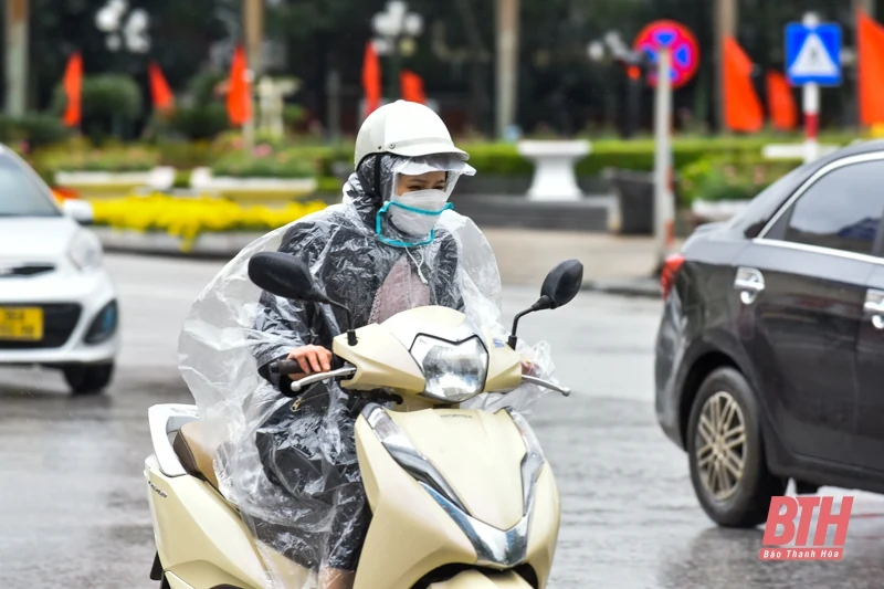 Đường phố vắng vẻ, người dân đốt lửa sưởi ấm khi Thanh Hóa lạnh dưới 10 độ C