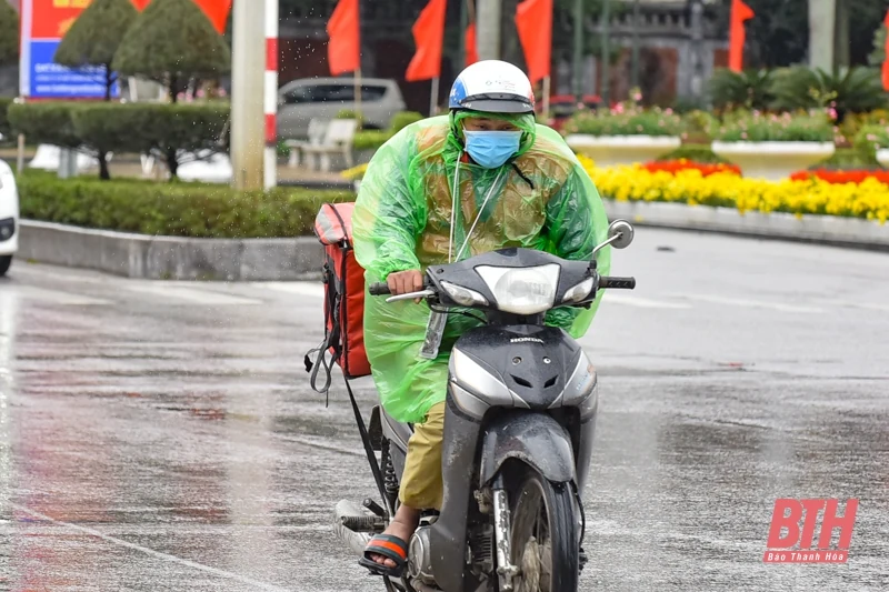 Đường phố vắng vẻ, người dân đốt lửa sưởi ấm khi Thanh Hóa lạnh dưới 10 độ C