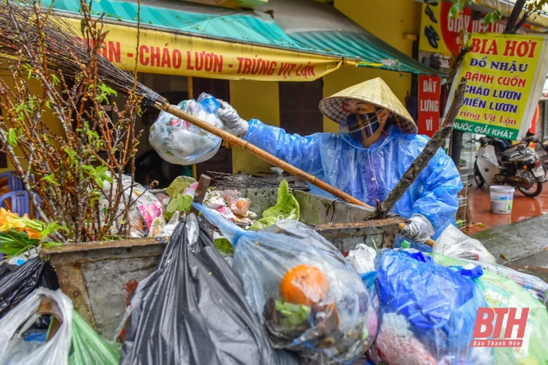 Đường phố vắng vẻ, người dân đốt lửa sưởi ấm khi Thanh Hóa lạnh dưới 10 độ C