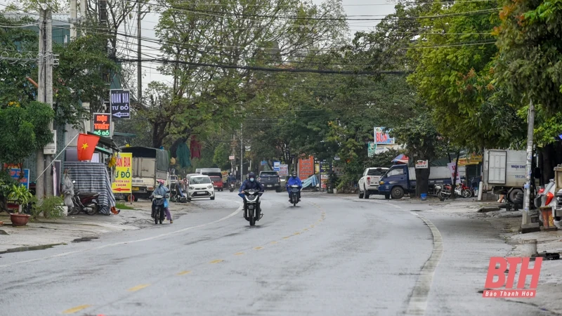 Đường phố vắng vẻ, người dân đốt lửa sưởi ấm khi Thanh Hóa lạnh dưới 10 độ C