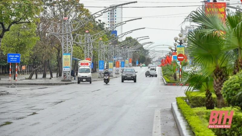 Đường phố vắng vẻ, người dân đốt lửa sưởi ấm khi Thanh Hóa lạnh dưới 10 độ C