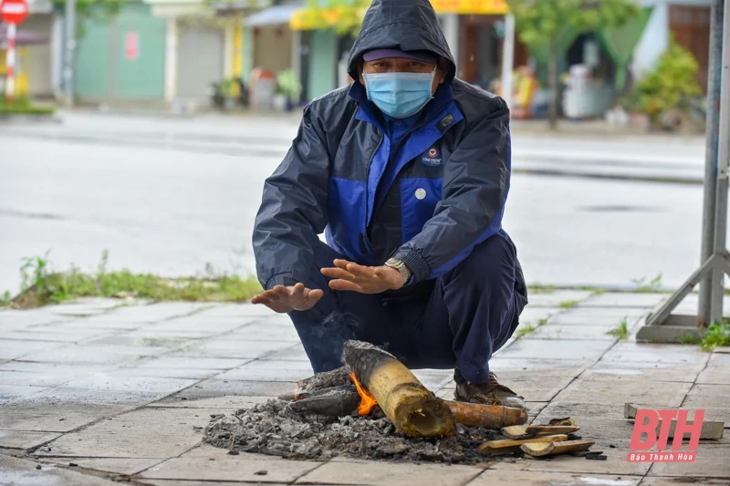 Đường phố vắng vẻ, người dân đốt lửa sưởi ấm khi Thanh Hóa lạnh dưới 10 độ C