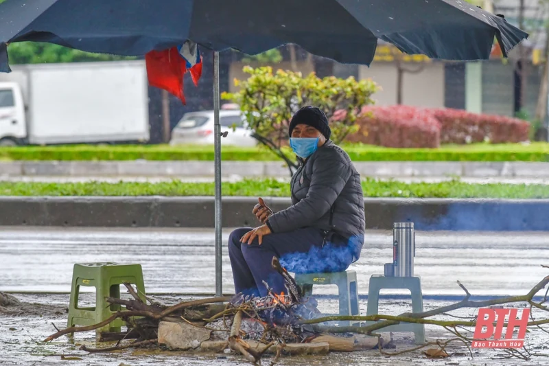 Đường phố vắng vẻ, người dân đốt lửa sưởi ấm khi Thanh Hóa lạnh dưới 10 độ C