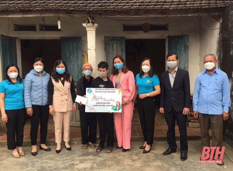 Hội LHPN huyện Hà Trung nhận đỡ đầu trẻ mồ côi có hoàn cảnh đặc biệt khó khăn