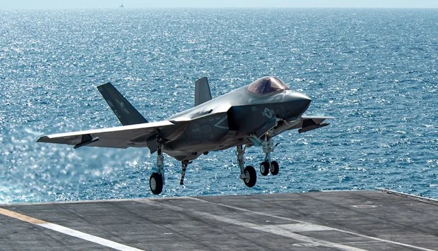 Mỹ trục vớt máy bay tàng hình F-35C Lightning II tại Biển Đông
