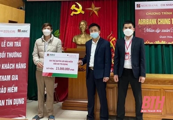 Chi trả 177 triệu đồng bảo an tín dụng cho khách hàng tại huyện Mường Lát và Quan Hóa