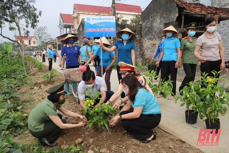Hội Phụ nữ Công an tỉnh Thanh Hoá trao kinh phí đỡ đầu trẻ mồ côi tại xã Vĩnh Yên