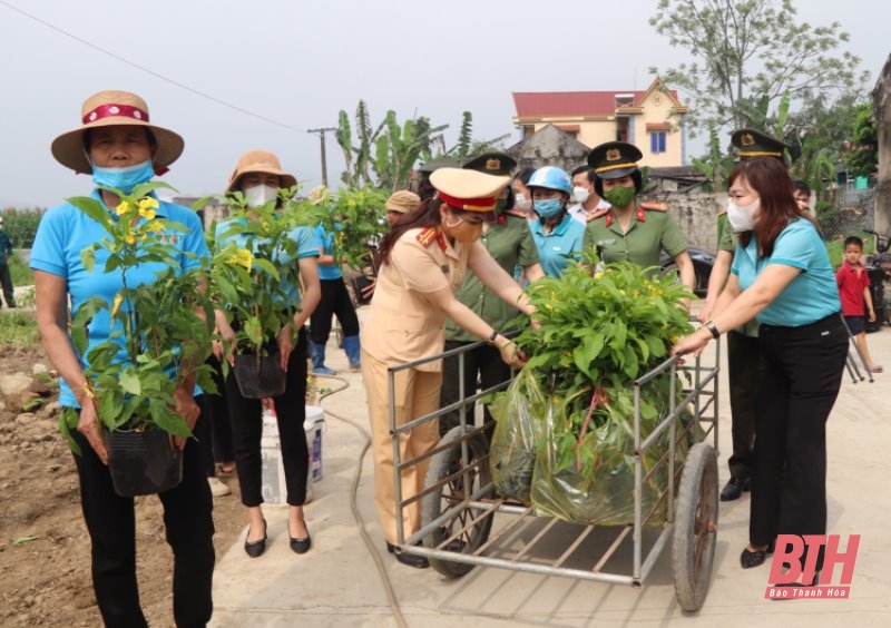 Hội Phụ nữ Công an tỉnh Thanh Hoá trao kinh phí đỡ đầu trẻ mồ côi tại xã Vĩnh Yên