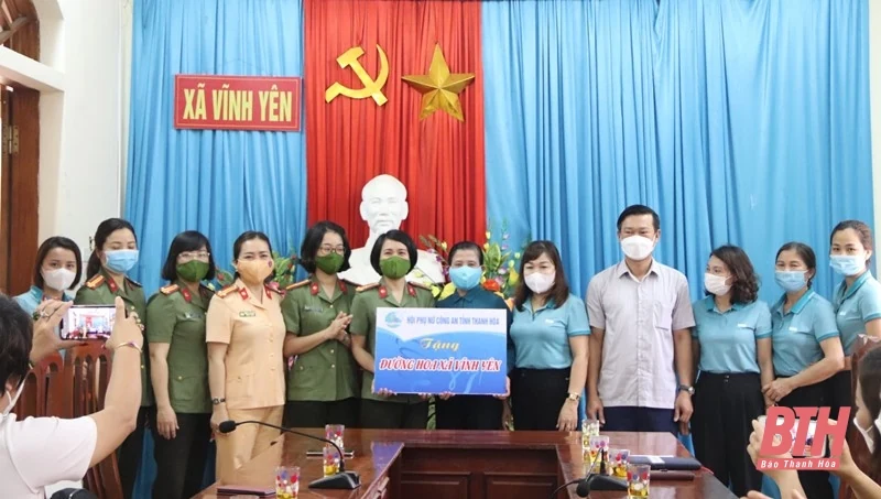 Hội Phụ nữ Công an tỉnh Thanh Hoá trao kinh phí đỡ đầu trẻ mồ côi tại xã Vĩnh Yên