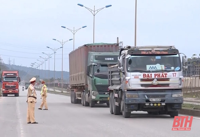 Công an thị xã Nghi Sơn tăng cường kiểm tra, xử lý xe quá tải trọng