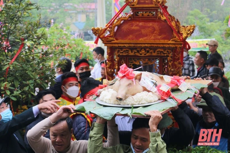 Khai hội Phủ Vàng