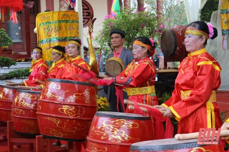 Khai hội Phủ Vàng