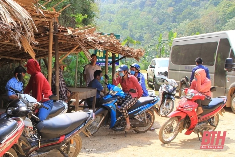 Những nữ xe ôm ở ngã ba bản Hiêu