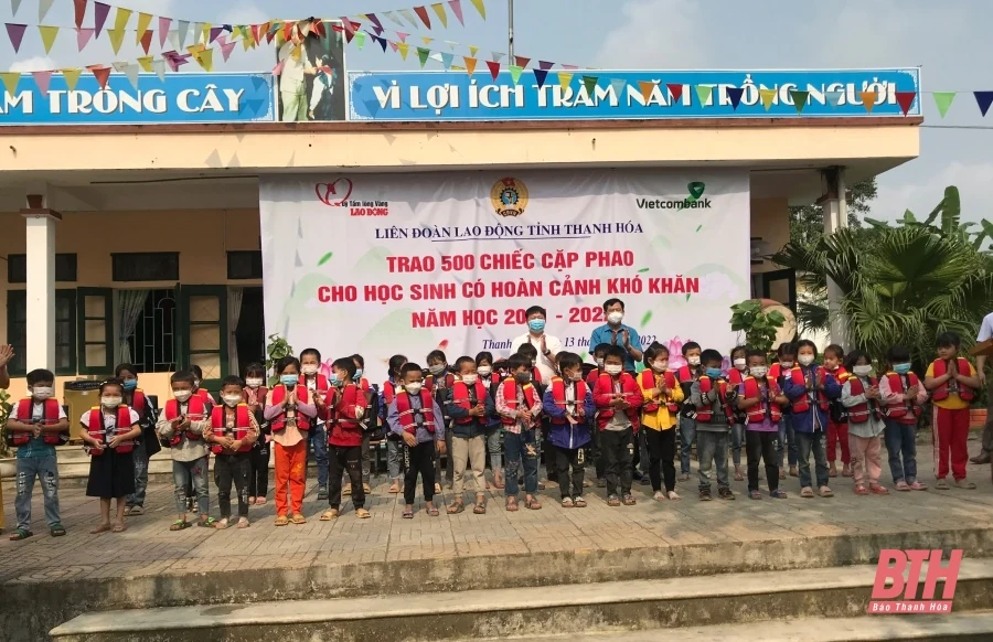 Tặng cặp phao cứu sinh cho học sinh có hoàn cảnh khó khăn
