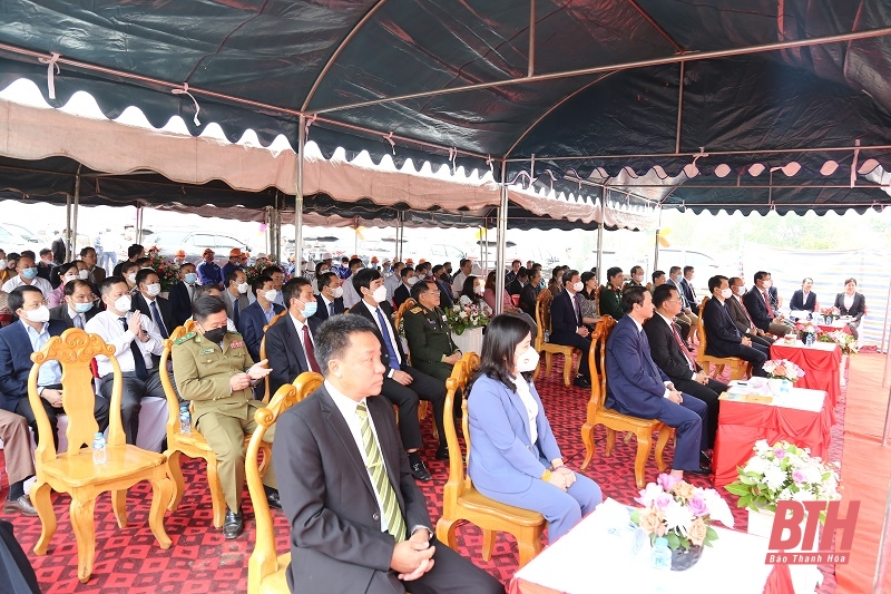 Chủ tịch UBND tỉnh Đỗ Minh Tuấn và đoàn công tác tỉnh Thanh Hóa dự lễ đổ cột chính Trụ sở Ủy ban chính quyền huyện Sầm Nưa, tỉnh Hủa Phăn