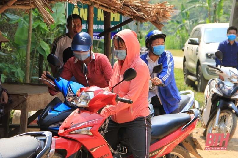Những nữ xe ôm ở ngã ba bản Hiêu