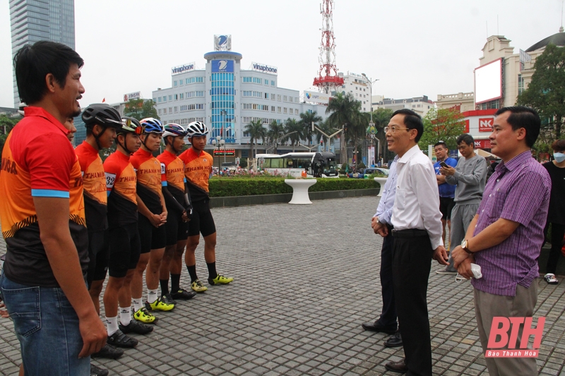 Phó Chủ tịch UBND tỉnh Thanh Hóa Đầu Thanh Tùng phát lệnh xuất phát chặng 8 Cuộc đua xe đạp toàn quốc Cúp Truyền hình TP Hồ Chí Minh