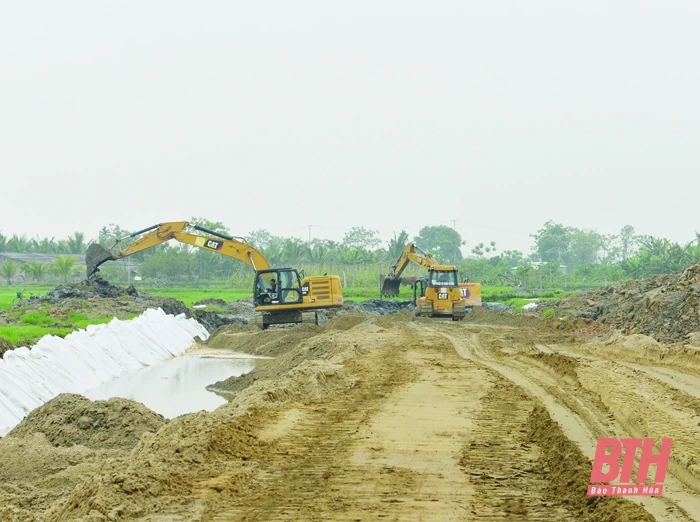 Trên công trường thi công tuyến đường bộ ven biển