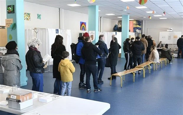 Hai ứng cử viên tổng thống Pháp Macron và Le Pen cùng bước vào vòng 2
