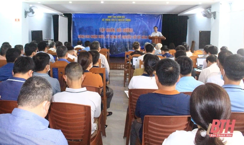 Bồi dưỡng nhận thức, kỹ năng về chuyển đổi số cho cán bộ cấp xã, thôn, bản, khu phố