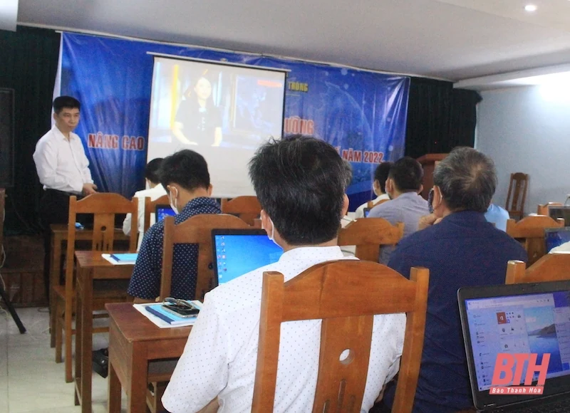 Bồi dưỡng nhận thức, kỹ năng về chuyển đổi số cho cán bộ cấp xã, thôn, bản, khu phố